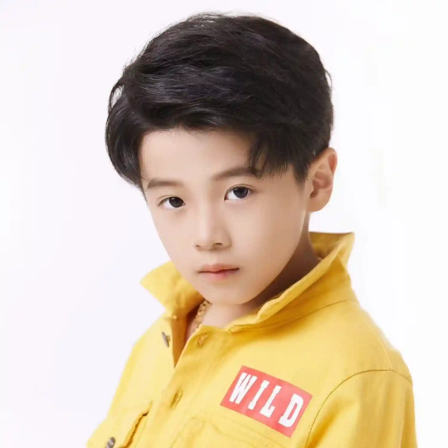 儿童黄色外套写真作品